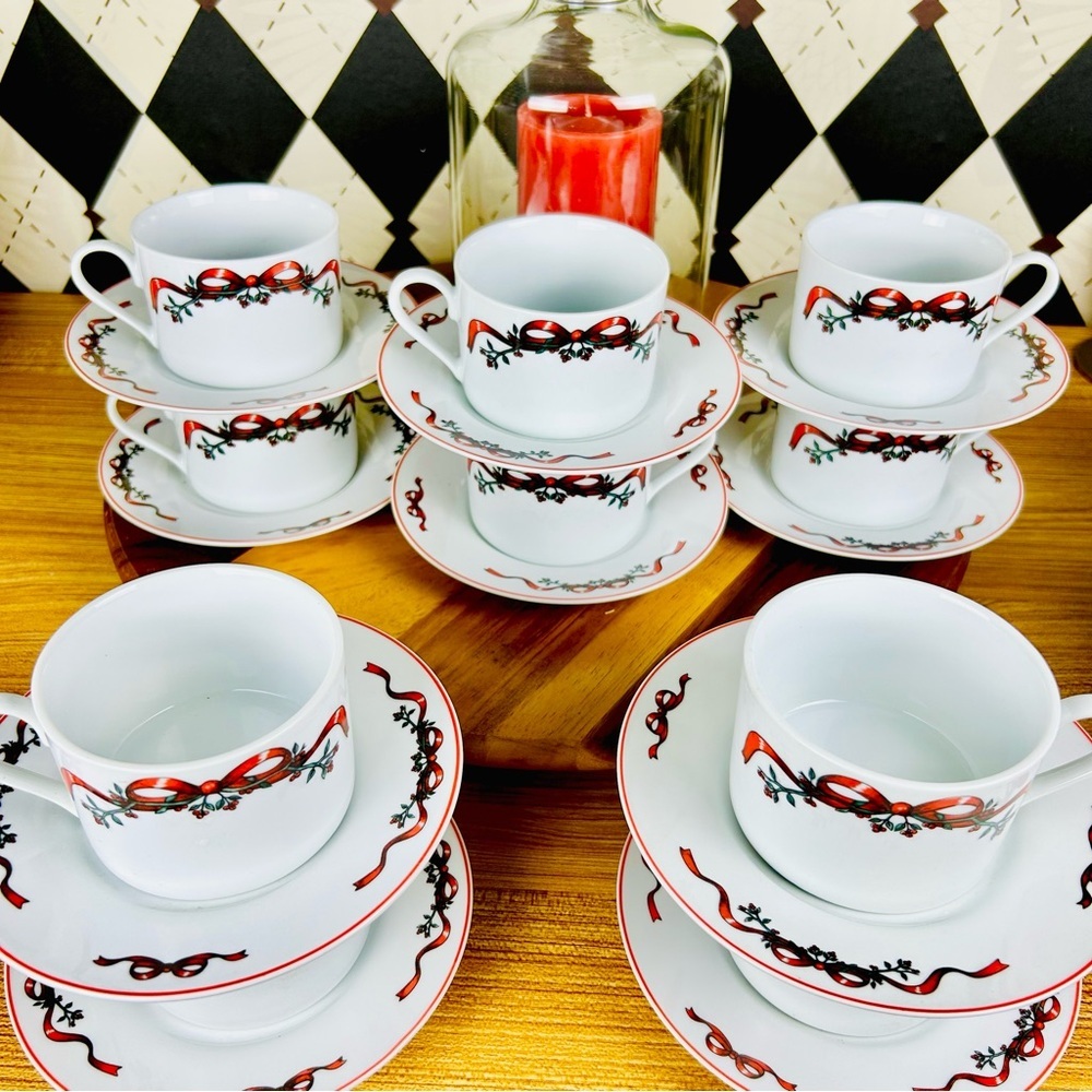 Festive Christmas Teacup & Saucer Set — 10 Cups + 10 Saucers Red & Green Holiday